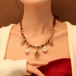 Dettaglio della collana natalizia con ciondoli Babbo Natale e fiocchi di neve dorati