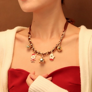 Dettaglio della collana natalizia con pendenti Babbo Natale e stelle su catena mista