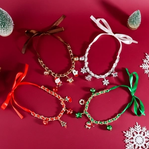 Set di collane natalizie con ciondoli a forma di Babbo Natale e fiocchi di neve