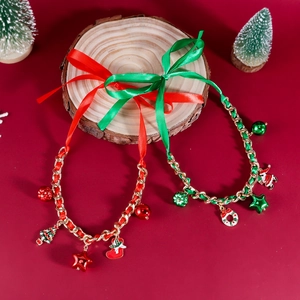 Collana di Natale per animali con nastri rossi e verdi e ciondoli festivi in metallo dorato