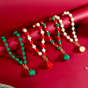 Set de colliers en perles de Noël avec pendentifs dorés en rouge, vert et blanc