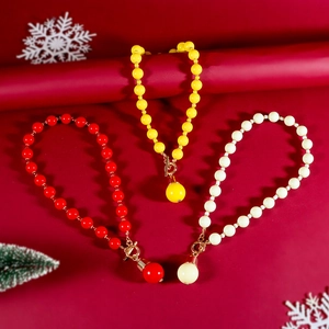 Trois colliers de perles colorées en rouge, jaune et crème avec fermoir OT doré