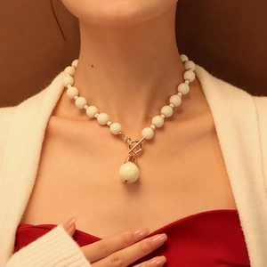 Collier élégant en perles avec fermoir à bascule doré et grand pendentif perle