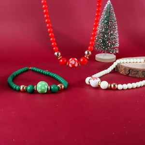 Colliers de perles de Noël en rouge, vert et blanc avec imprimés flocon et sapin de Noël