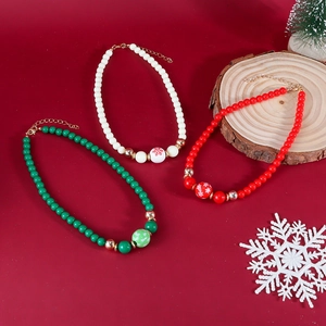 Lot de trois colliers à perles de Noël rouge vert et blanc avec des motifs de flocons de neige