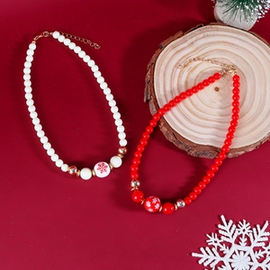 Colliers de perles de Noël vintage avec motifs de flocons de neige sur fond rouge fête