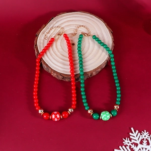 Détails de colliers de Noël en perles avec breloques flocon et sapin sur bois
