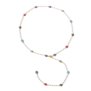 Dettaglio della collana di perle con ciondoli occhio greco e perle bianche lucide
