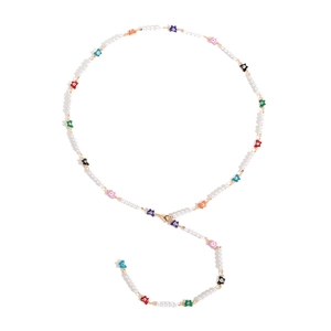 Dettaglio della collana di perle con ciondoli a gatto colorati, motivi malocchio e chiusura