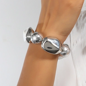 Auffälliges silbernes Armband mit texturierten und polierten unregelmäßigen Metallperlen