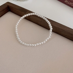Detailweergave van elegante witte parels met hoge glans op een beige displaypad