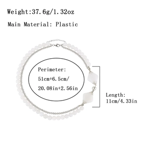 Minimalistische zweilagige Perlenkette mit weißen Kugelperlen und quadratischen Anhängern