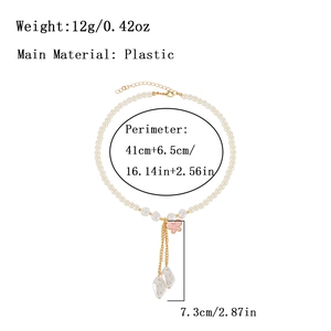 Collier en perles d'imitation avec pendentif papillon rose et chaînes dorées tombantes