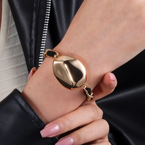 Große polierte goldene Ovalplatte und schwarzes Samtseil am geflochtenen Armband
