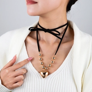 Collier Pendentif Cœur en Or en Alliage pour Femmes Choker à Nouer en Cordon de Velours Noir Bijoux de Mode Réglables