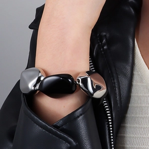 Makroaufnahme des breiten Stretch-Armbands mit schwarzen und silbernen Perlen in Steinform