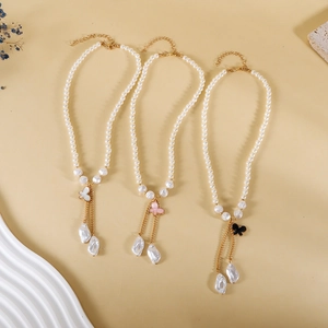 Trois colliers de perles avec chaînes dorées et pendentifs papillons multicolores