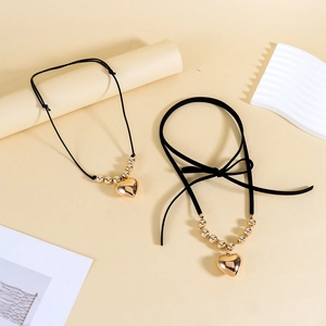 Lot de deux colliers avec pendentif en forme de cœur doré et cordons réglables noirs