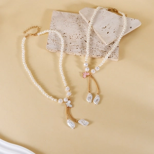 Ensemble de colliers en perles élégant avec pendentifs papillon dorés et pompons