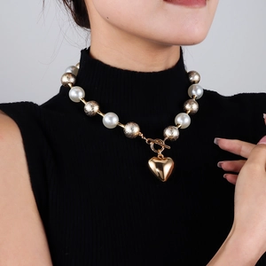 Collier ras du cou en perles et billes dorées avec pendentif cœur poli et fermoir en OT