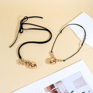Colliers choker noirs réglables minimalistes avec pendentifs en forme de cœur dorés polis