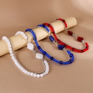 Drei minimalistische Boho-Perlenketten in Weiß, Blau und Rot mit geometrischen Perlen