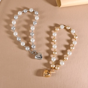 Collier punk avec perles blanches, sphères métalliques et breloques de pendentifs en cœur