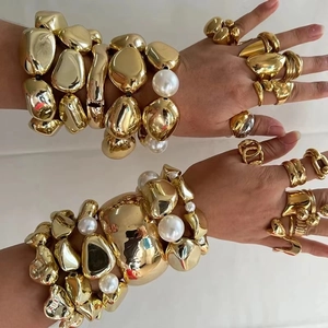 Statement-Goldarmband-Set mit Perlen, klobigen Stretch-Metallarmreifen und Ringen für Damen