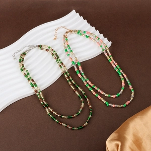 Bohemian dubbellaagse kralenketting met groene en roze kralen voor een strandachtige stijl