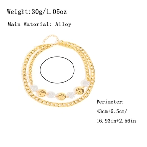 Zweilagige goldene Gliederkette mit zweifarbigen Metallanhängern und Hammerschlag-Optik