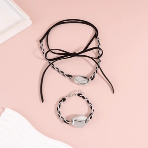 Set collana in velluto e bracciale con perle d'argento irregolari su sfondo rosa