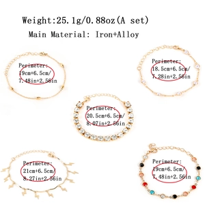 Set de 5 tobilleras bohemias multicapa con perlas, cristales y diversos dijes