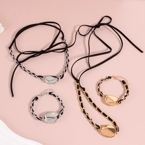 Set collana con cordino di velluto e fiocco con bracciale di perle oro e argento