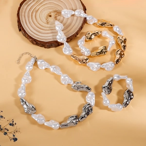 Ensemble collier et bracelet baroque avec perles irrégulières et billes métalliques