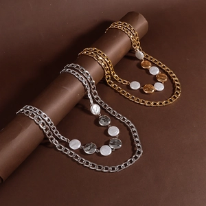 Zweilagige Halskette mit dicken Metallgliedern in Gold und Silber und runden Anhängern