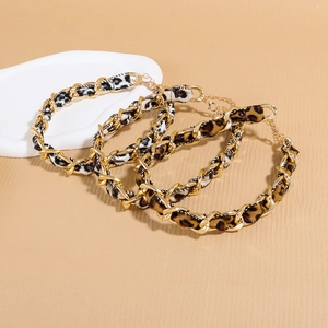 Detail der Leopardenmuster-Stoffkette mit goldener Metallkette und Karabinerverschluss