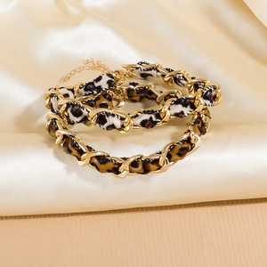 Nahaufnahme der goldenen Metallkette mit Leopardenmuster-Stoff und Karabinerverschluss