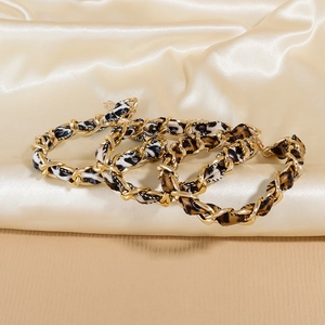 Makro-Detail einer mit Leopardenmuster gewebten goldenen Gliederkette für Damen
