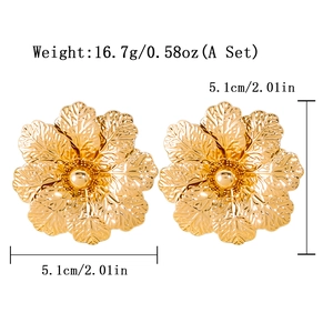 Übertriebene große hohle goldene Blumenohrringe mit fein strukturierten Blütenblättern