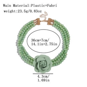 Elegante meerlaagse lichtgroene parelketting met een stoffen roos en een handige karabijnsluiting
