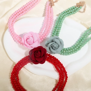 Drielagige faux parelkettingen met elegante fluwelen rozen in de kleuren roze groen en rood