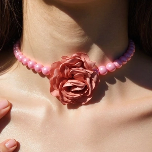Franse vintage roze parelketting met een grote stoffen rozenhanger voor een zoete stijl