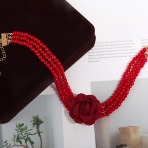 Exclusieve meerlaagse rode parelketting met een vintage rooshanger en gouden slot