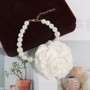 Franse vintage parelketting met een grote witte stoffen roos bloem hanger ontwerp