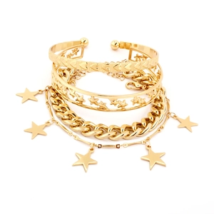 Dettaglio del set di bracciali placcati oro con bracciale a cuore e catena a stelle