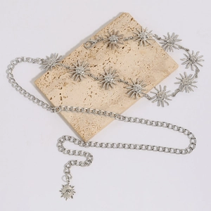 Dettaglio della catena in argento con girasole e motivo viso e chiusura regolabile