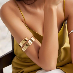 Bracelet de bras ouvert minimaliste en métal doré poli pour femmes, mode chic