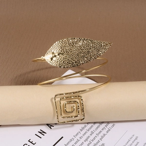 Vue détaillée d'un bracelet de bras feuille dorée avec design en spirale et métal vintage