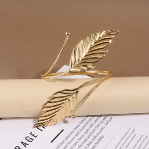 Détail d'un bracelet de bras feuille dorée avec texture de nervures sur fond vintage