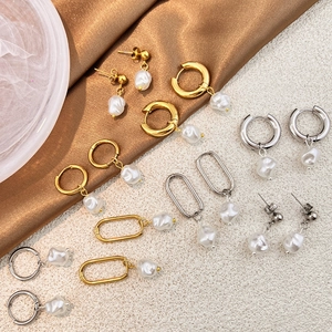 Set of 6 pairs of baroque pearl earrings in gold and silver finishes on elegant fabric